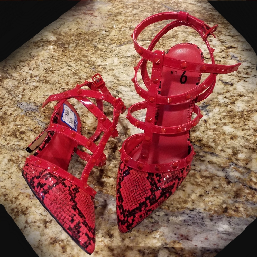 FIERCE! Mix No. 6 Pumps. Red & Black Snake Reptile Studded. NEW NWT